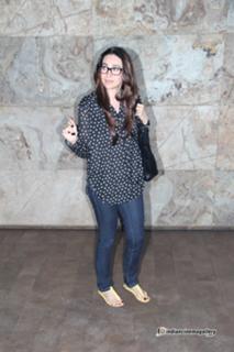 Karisma Kapoor feet photo thumbnail