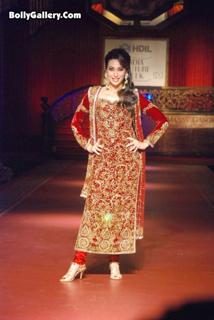 Karisma Kapoor feet photo thumbnail