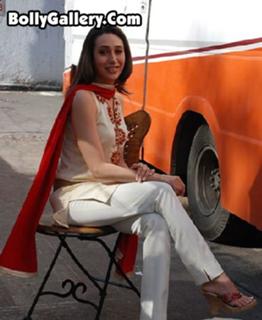 Karisma Kapoor feet photo thumbnail