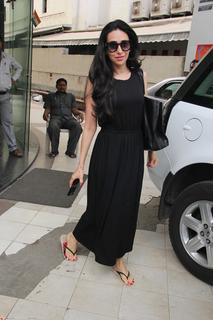 Karisma Kapoor feet photo thumbnail