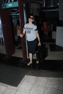Karisma Kapoor feet photo thumbnail