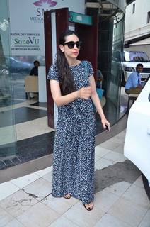 Karisma Kapoor feet photo thumbnail