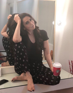 Karisma Kapoor feet photo thumbnail