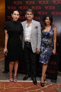 Karisma Kapoor feet photo thumbnail