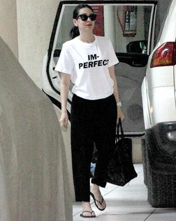 Karisma Kapoor feet photo thumbnail