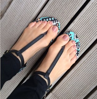 Karisma Kapoor feet photo thumbnail