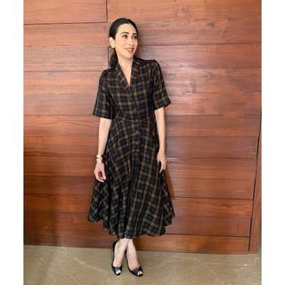 Karisma Kapoor feet photo thumbnail
