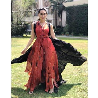 Karisma Kapoor feet photo thumbnail