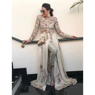 Karisma Kapoor feet photo thumbnail