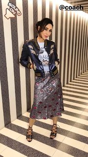Karisma Kapoor feet photo thumbnail