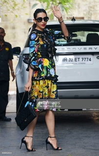 Karisma Kapoor feet photo thumbnail