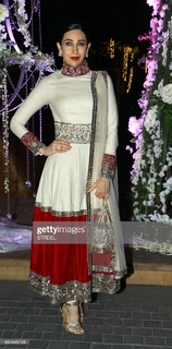 Karisma Kapoor feet photo thumbnail