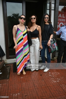 Karisma Kapoor feet photo thumbnail