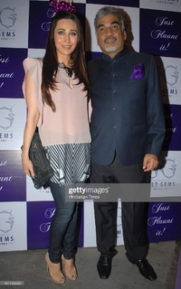 Karisma Kapoor feet photo thumbnail