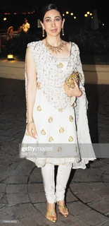 Karisma Kapoor feet photo thumbnail