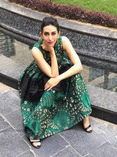 Karisma Kapoor feet photo thumbnail