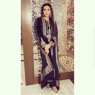 Karisma Kapoor feet photo thumbnail