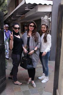 Karisma Kapoor feet photo thumbnail