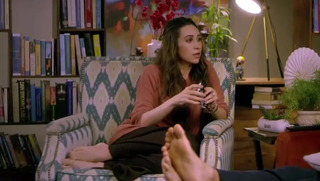 Karisma Kapoor feet photo thumbnail