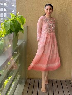 Karisma Kapoor feet photo thumbnail