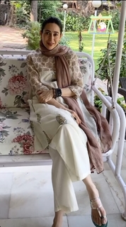 Karisma Kapoor feet photo thumbnail