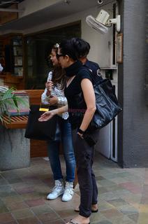 Karisma Kapoor feet photo thumbnail