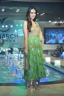 Karisma Kapoor feet photo thumbnail