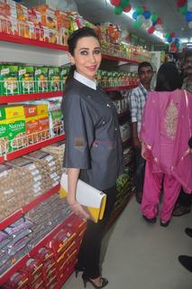 Karisma Kapoor feet photo thumbnail