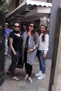 Karisma Kapoor feet photo thumbnail