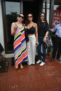 Karisma Kapoor feet photo thumbnail
