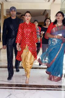 Karisma Kapoor feet photo thumbnail