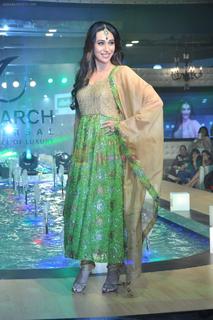 Karisma Kapoor feet photo thumbnail