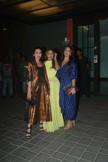 Karisma Kapoor feet photo thumbnail