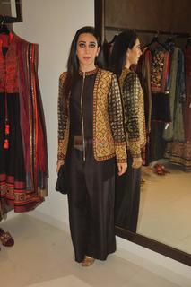 Karisma Kapoor feet photo thumbnail
