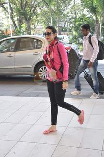 Karisma Kapoor feet photo thumbnail