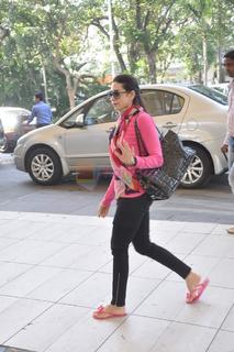 Karisma Kapoor feet photo thumbnail