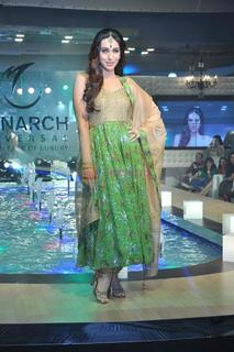 Karisma Kapoor feet photo thumbnail