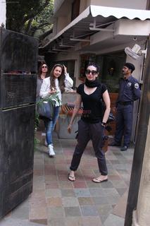 Karisma Kapoor feet photo thumbnail