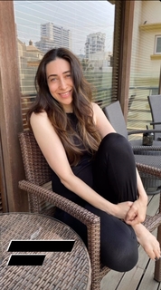 Karisma Kapoor feet photo thumbnail