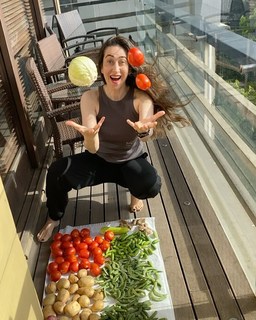 Karisma Kapoor feet photo thumbnail