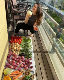 Karisma Kapoor feet photo thumbnail