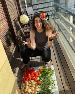 Karisma Kapoor feet photo thumbnail