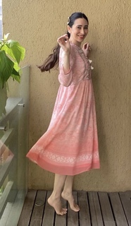 Karisma Kapoor feet photo thumbnail