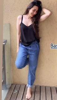 Karisma Kapoor feet photo thumbnail