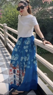 Karisma Kapoor feet photo thumbnail