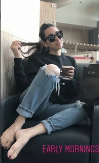 Karisma Kapoor feet photo thumbnail