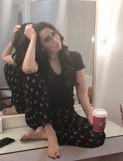 Karisma Kapoor feet photo thumbnail