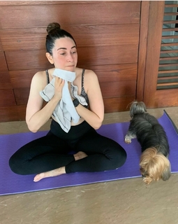 Karisma Kapoor feet photo thumbnail