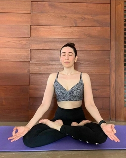 Karisma Kapoor feet photo thumbnail