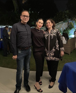 Karisma Kapoor feet photo thumbnail